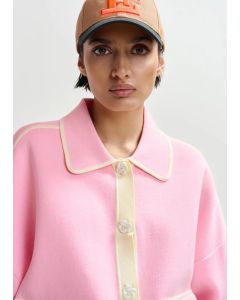 Cardigan rose à boutons en fleur et bords blanc cassé