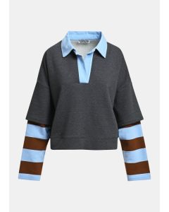 Sweatshirt superposé gris foncé à manches rayées marron et bleues