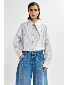 Chemise blanc cassé, noire et bleu clair à pointes de col allongées et boutons dépareillés