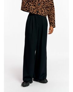 Pantalon noir aux jambes larges