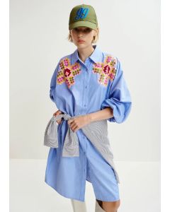 Robe chemise à rayures bleue et blanche avec broderies