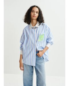 Chemise à rayures bleue, blanche et verte avec broderie '99'