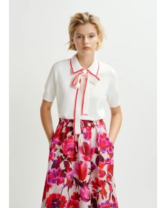 Polo blanc cassé, rouge et rose clair à lavallière