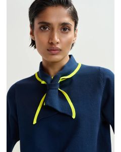 Polo en maille fine bleu marine &agrave; col foulard jaune vif